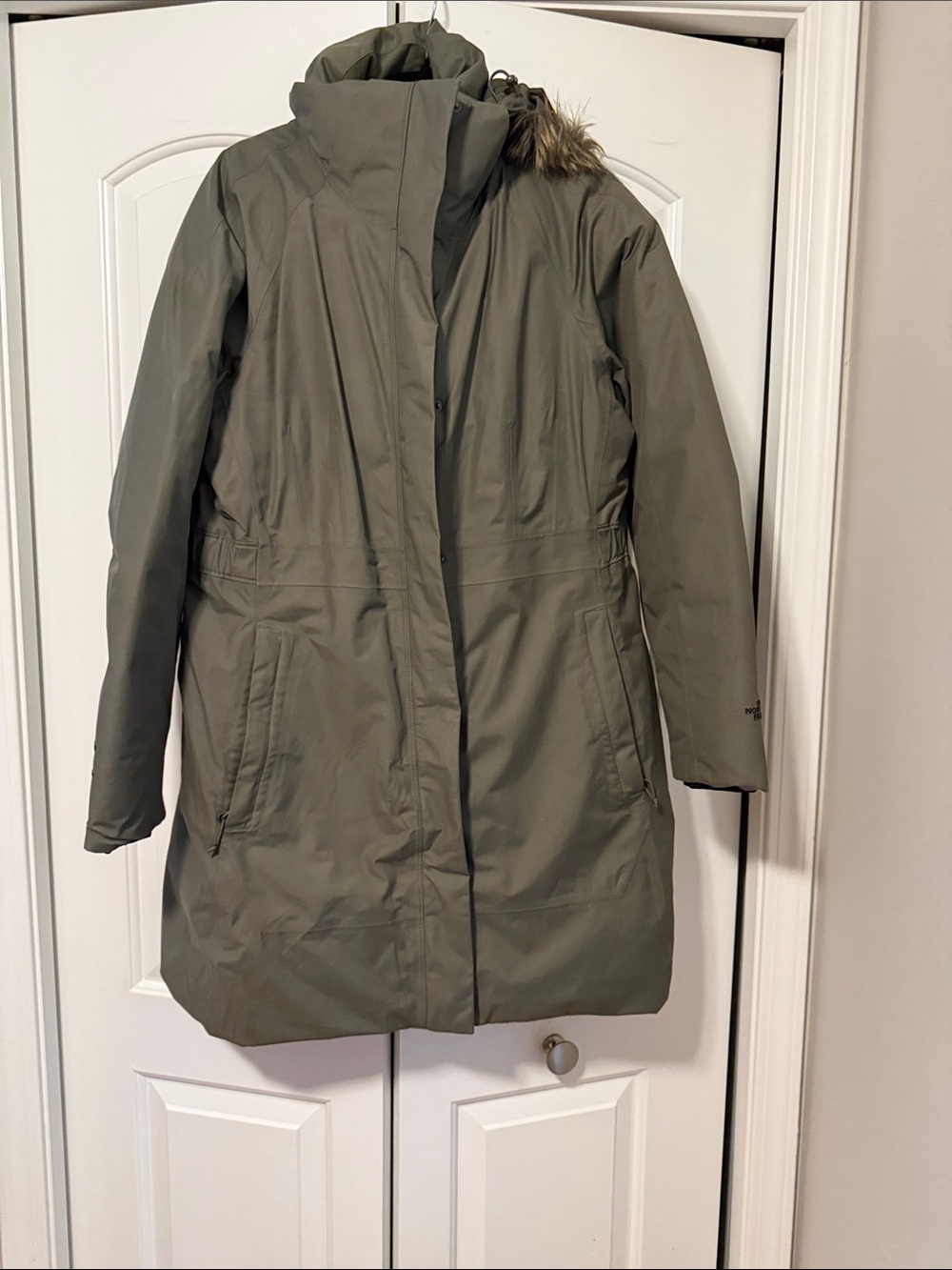 The North Face Women's Olive Green Insulated Parka with Faux-Fur Trim.550drivent